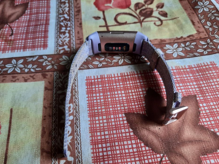 Фитнес браслет Fitbit Charge 4