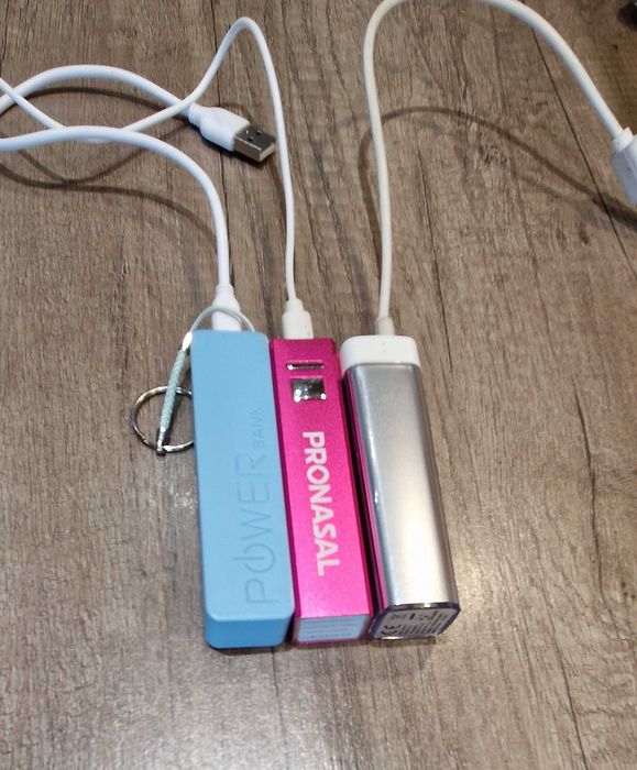 Power banki 2600mAh z kablami w komplecie