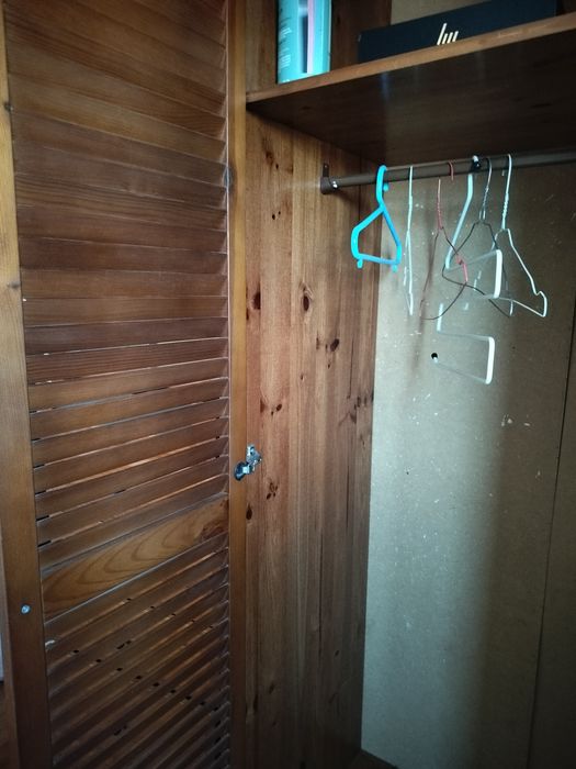 Quarto de jovem  em muito  bom estado . Cama individual com gaveta , camiseiro e guarda fatos.