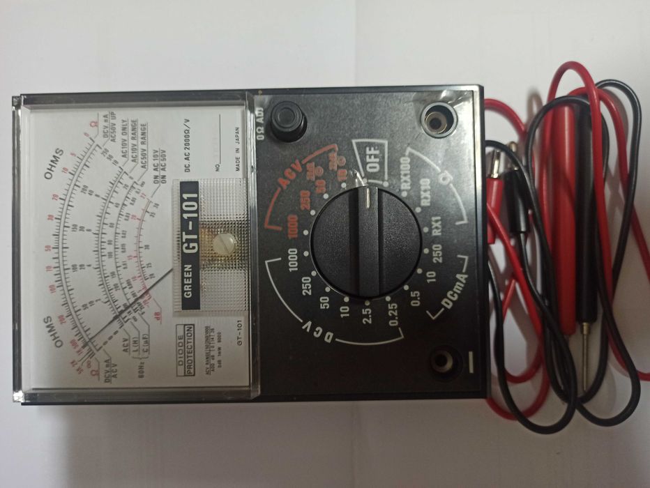 Multimetro analógico antigo.