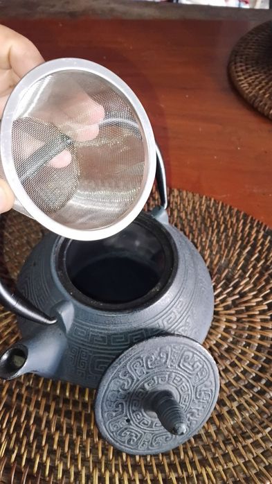 Chaleira estilo marroquino de ferro fundido c/ infusor - Nova