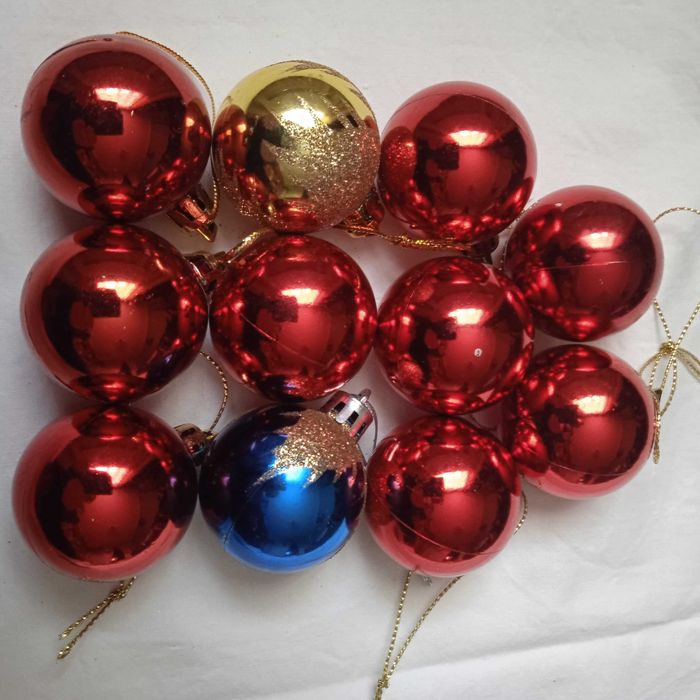 Новогодние игрушки  новые , и в идеальном состояни из спецпластика.