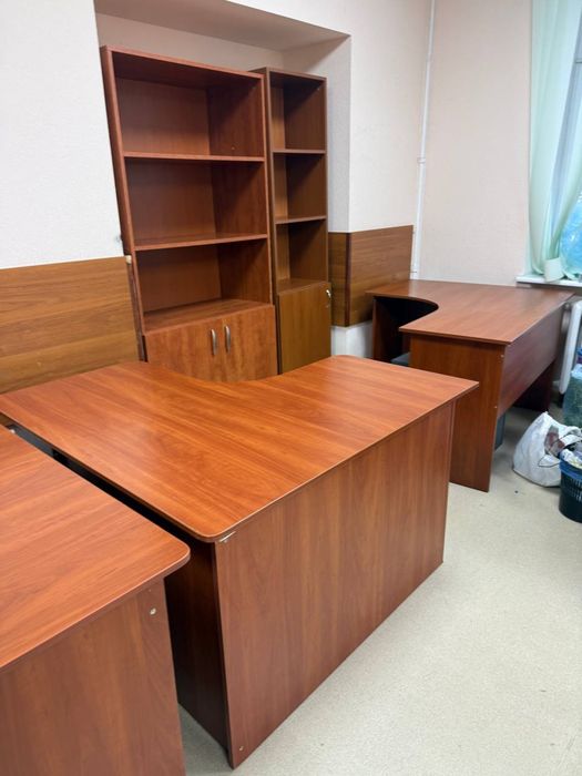 РОЗПРОДАЖ столи офісні письмові кутові з тумбами шафи стелажі крісла директорські меблі для офісу