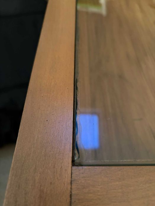 Mesa de centro / apoio em madeira com tampo em vidro e gaveta