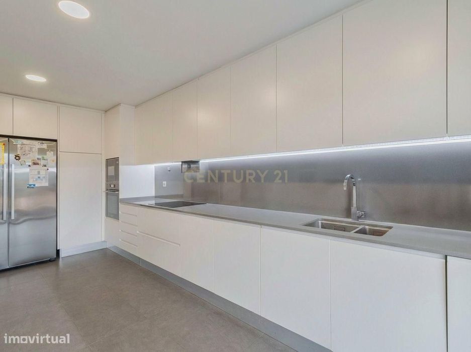 Apartamento T2 Luminoso com Varanda e Vista  Para Serra Arrabida- O Re