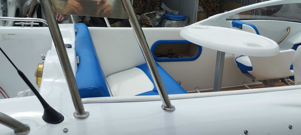 Катер для романтичних прогулянок.