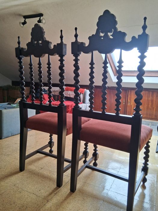 Cadeiras em madeira e veludo