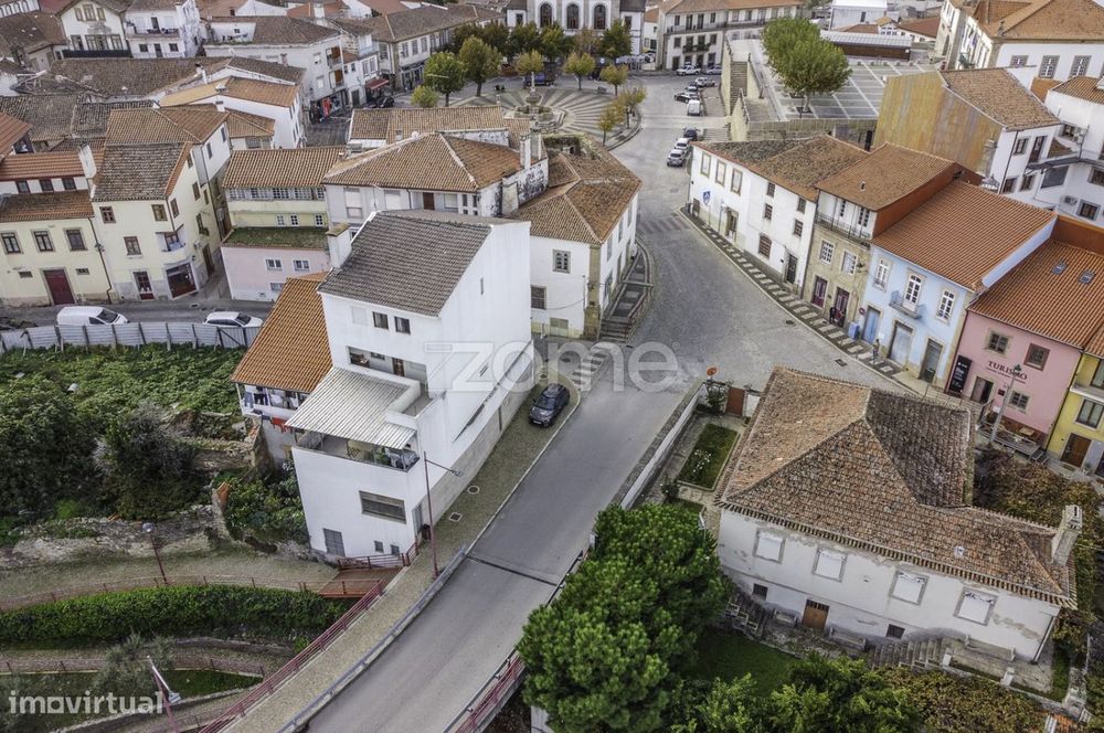Prédio Torre de Moncorvo Com Loja Comercial