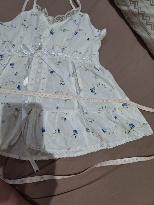 Bluzka na ramiączkach w stylu gorsetowym
