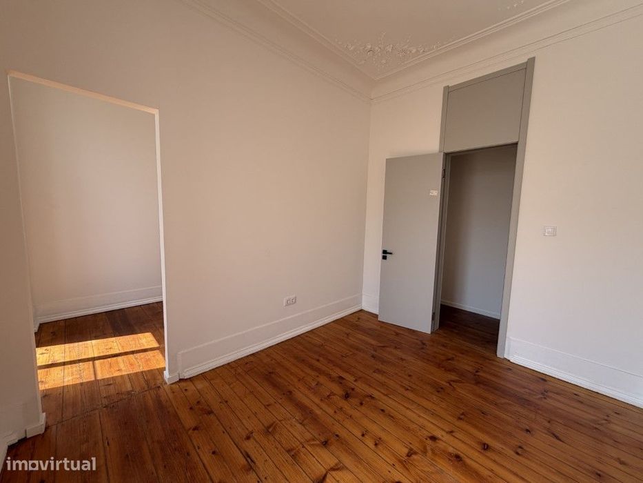Venda de Apartamento com 7 assoalhadas na Avenida Almirante Reis