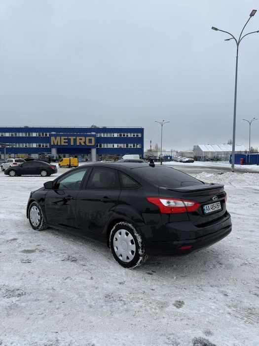 Форд фокус 2011года 2л Бенз Автомат, кондиционер работает идеально, хорошая резина, титаны, подогревы сидений, мульти руль,находится в Киеве, ево коврики, вопросы по тел с 9ти до 19 с документами порядок