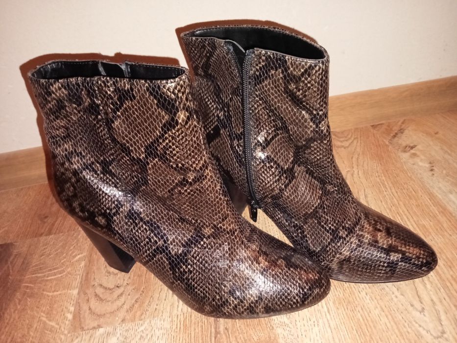 Nowe botki damskie w skórę krokodyla.