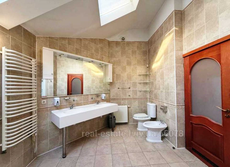 Продаж унікальної дворівневої квартири, 325 м2, вул. С.Бандери $299000 - More