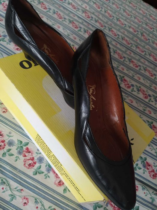 Sapatos senhora em pele nº 38 da Charles em preto