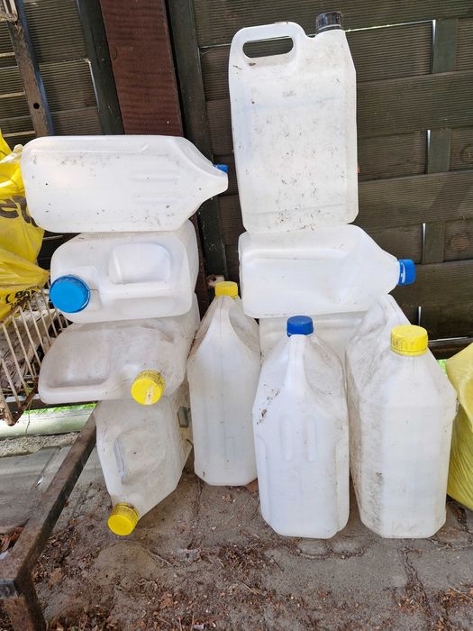 Czyste pojemniki po wodzie destylowanej