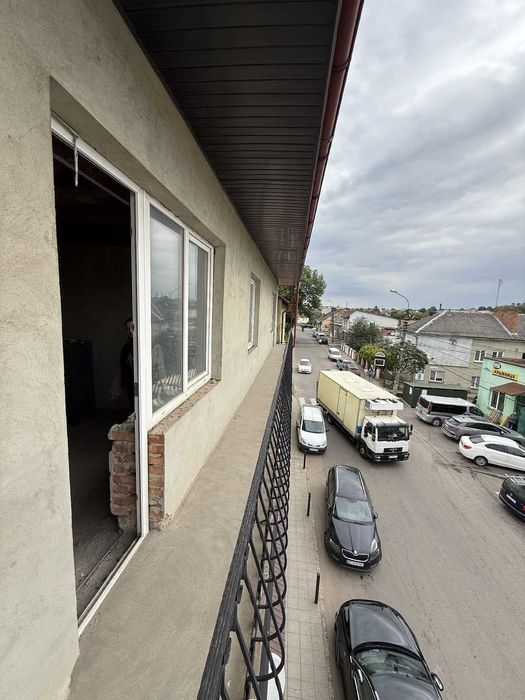 Продаж комерційного приміщення Мостиська + дві квартири центр