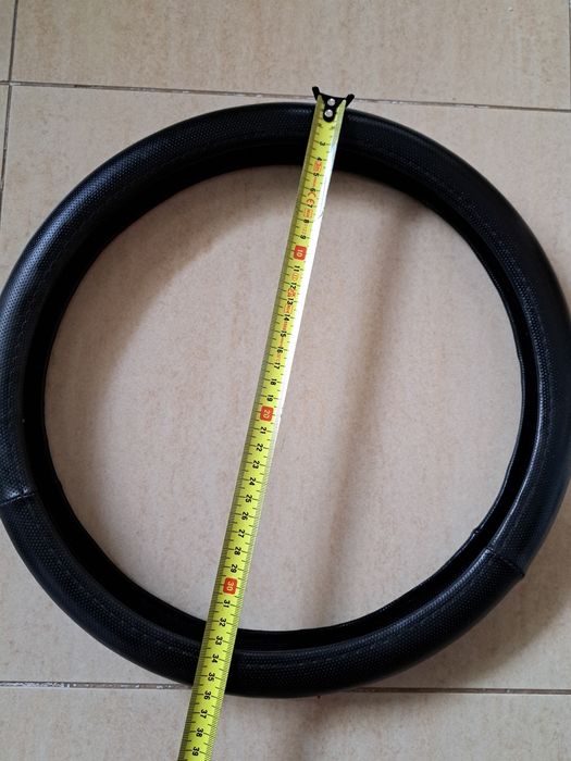 Capa de Volante Universal em Pele Sintética Perfurada - Preta (~36cm)