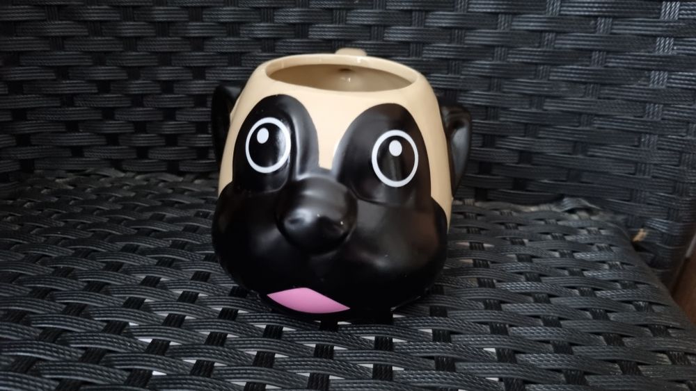 Piękny kubek pies mops.