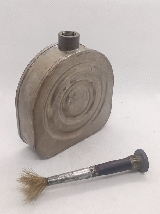 Garrafa ou recipiente antigo para óleo de maquinas