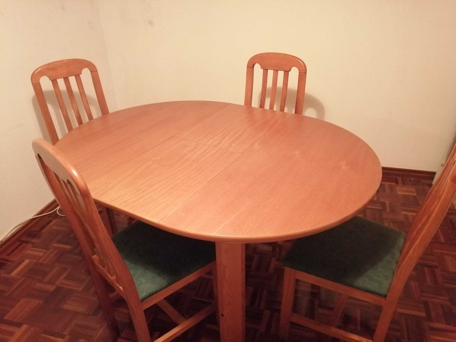 Mesa redonda extensivel e cadeiras madeira maciça.