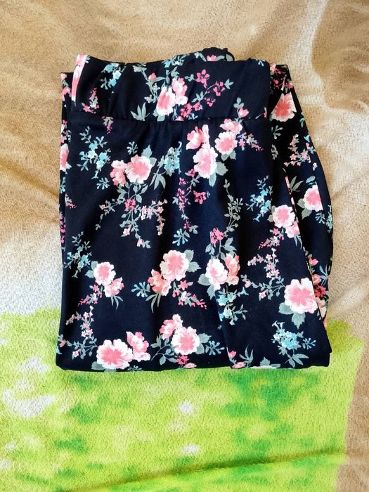 Legginsy w piękny kwiatowy wzór.