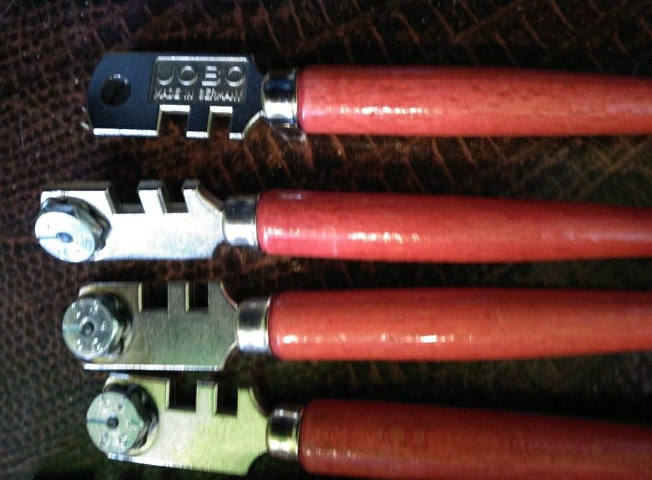 Нож для резки стекла. Стеклорез масляный