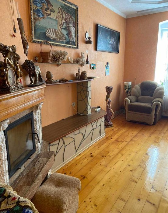 Здається будинок можливо на  дві родини.