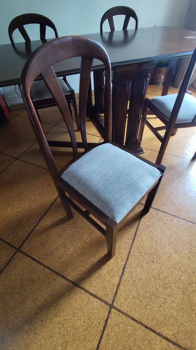 Mesa de Jantar em Mogno