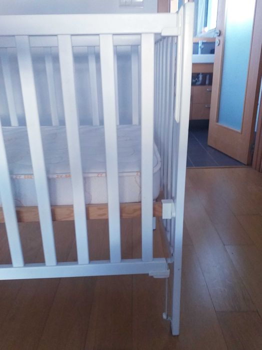 Cama e mesa cabeceira azul IKEA e Zippy branca criança