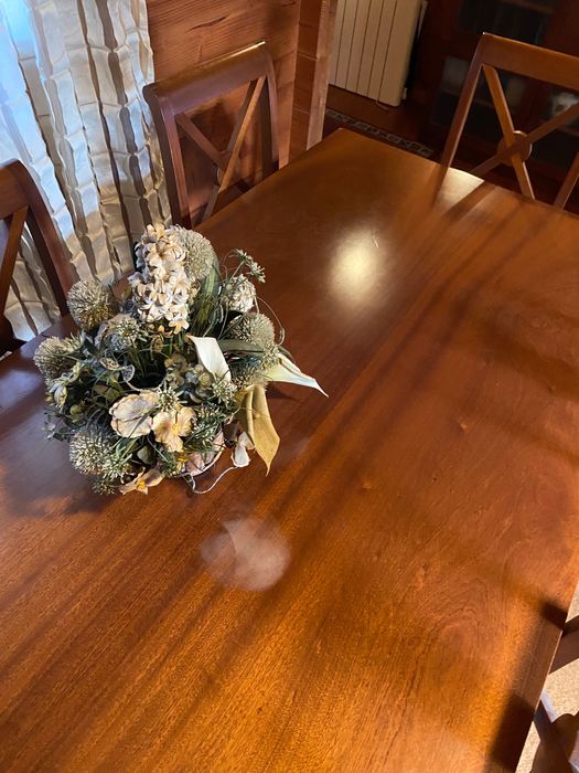 Mesa de madeira maciça, com seis cadeiras