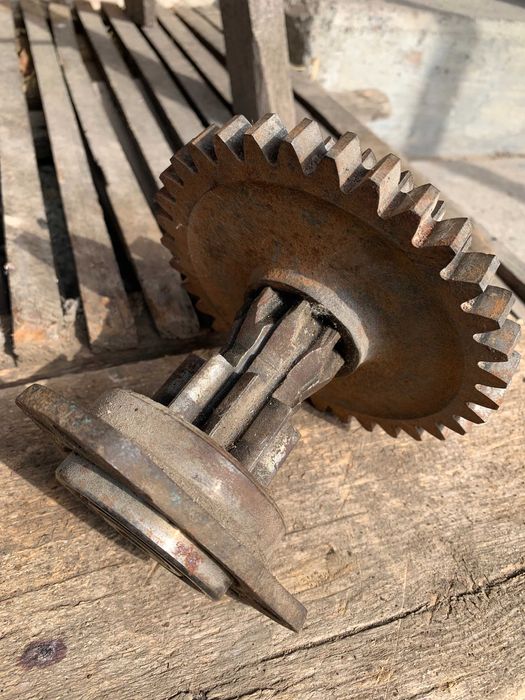 Т-40 шестерні вали і т.д виробництва СРСР.