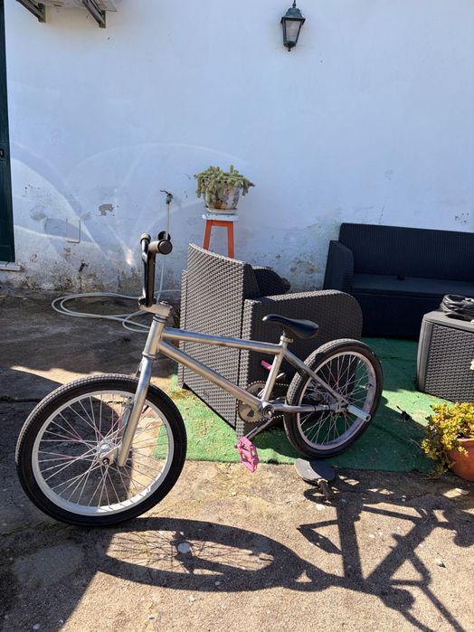 Troco bmx, está como nova , foi pintada á pouco tempo