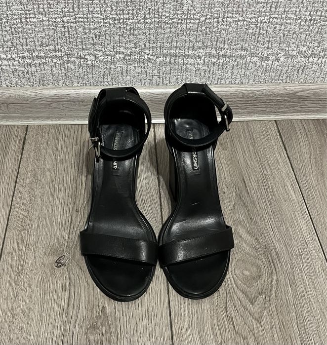 Чорні шкіряні босоніжки на каблуку