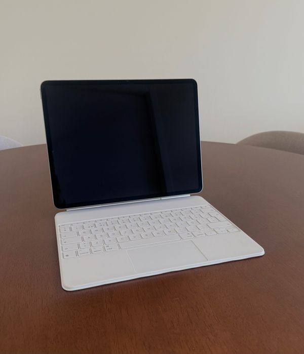 iPad Air 13” M3 + Magic Keyboard | Como novo | Bateria 100% | 128GB