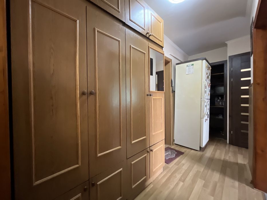 Квартира в гарному стані, з меблями в центральній частині.