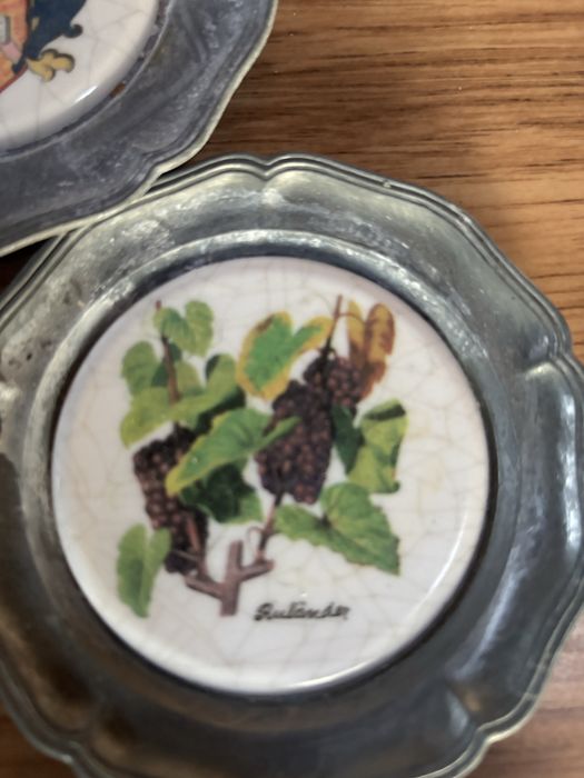 Zawieszki cynowo- ceramiczne.