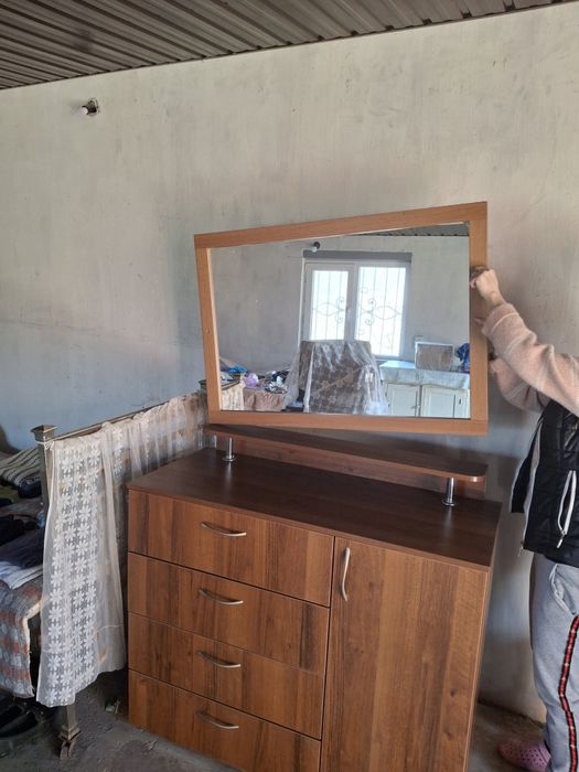 Продам стол книжку, комод с зеркалом