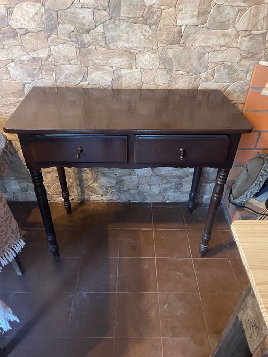 Mesa aparador de madeira com 2 gavetas