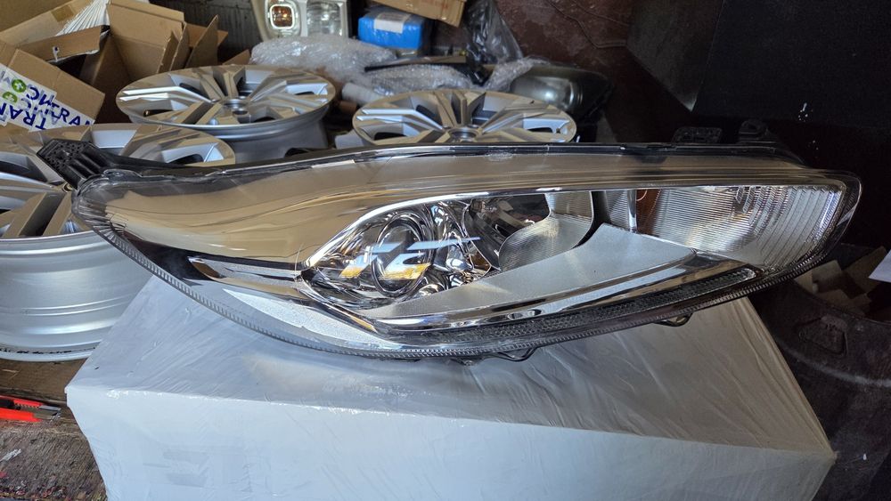 Lampa prawy przód Ford Fiesta MK7 oryginał