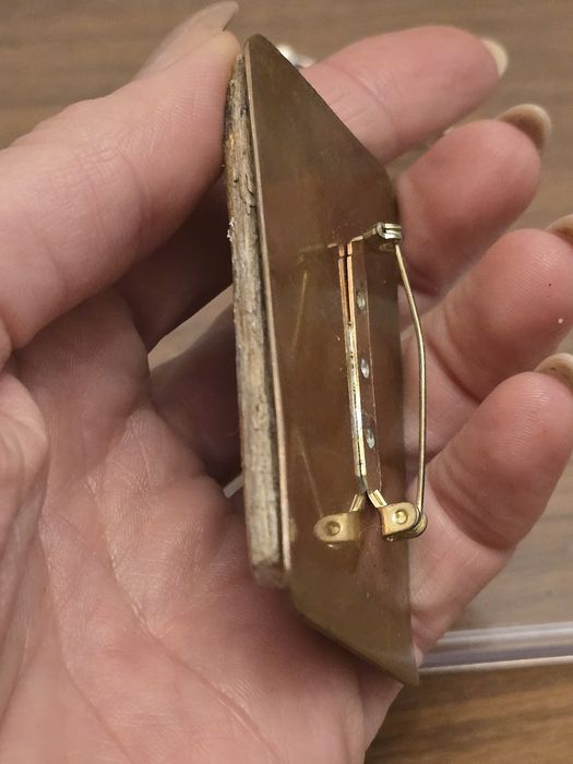 Piękna artystyczna broszka wykonana z miedzi i naturalnych kamieni .