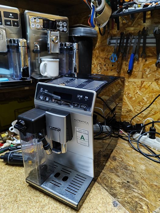 Кофемашина, кофеварка DeLonghi Autenticа новый молочник, пробег 3500