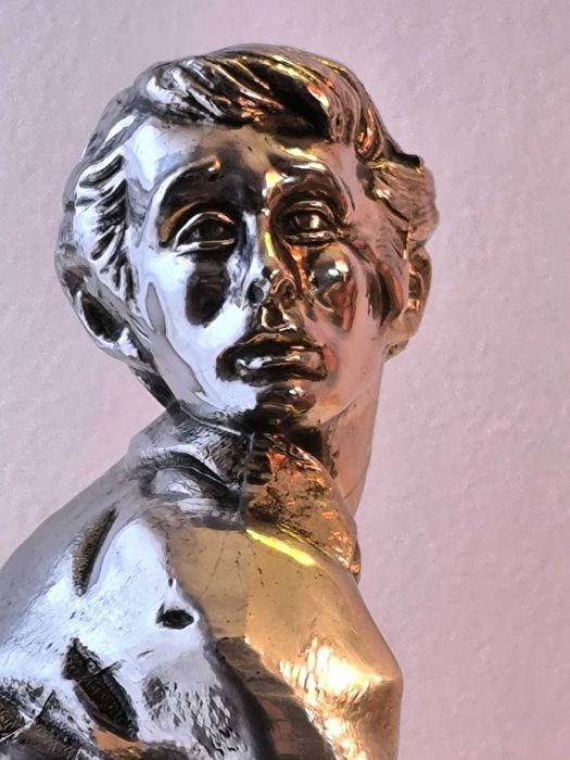 Escultura em metal prateado de jogador de ténis, com base em madeira