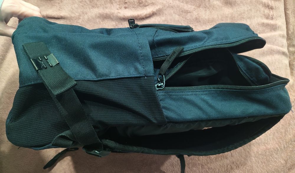 Продам б/в чоловічий темно-синій рюкзак Dakine