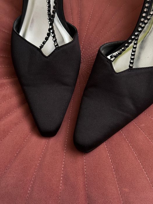 Чорні сатинові атласні туфлі, каблуки, кітен хіл, взуття зі стразами