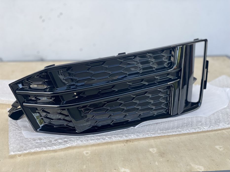 Решітка в бампер Audi A4 B9, решотка a4b9 2016-2019, накладка бампера