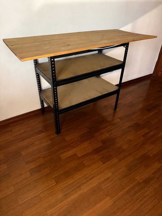 Estante com tampo de madeira/bancada de trabalho