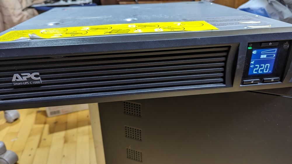 Серверний блок безперебійного живлення. Продам Smart-UPS SMC1000I-2U