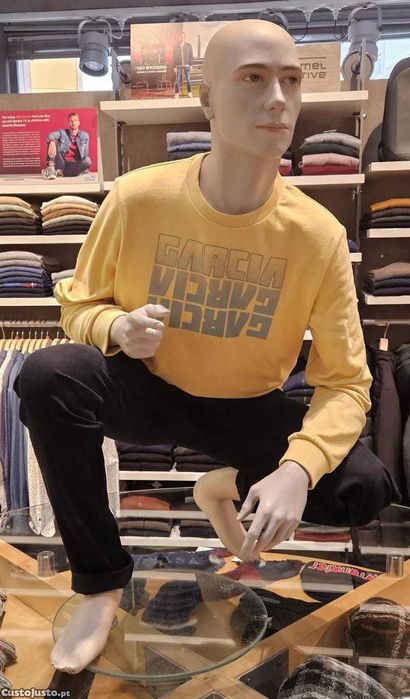 Manequins homem posição invulgar