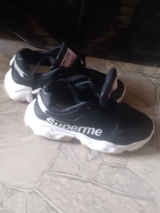 Damskie sneakersy marki Superme