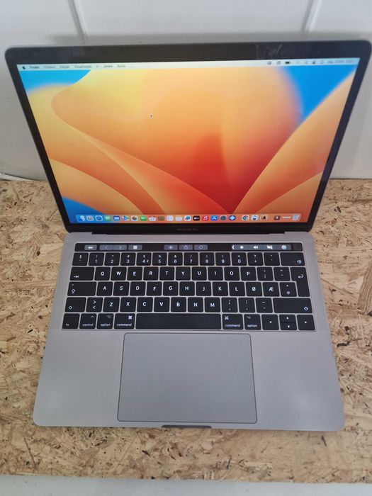 MacBook Pro TOUCH BAR 2017 com varios programas.